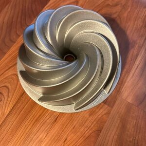 Nordic Ware Heritage Bundt Pan Cake 10 Cups